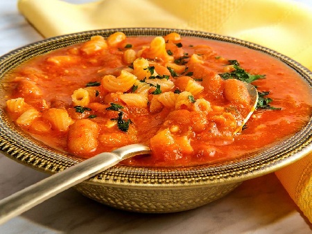 Кремообразна доматена супа от печени домати с макарони и сирене фета - снимка на рецептата